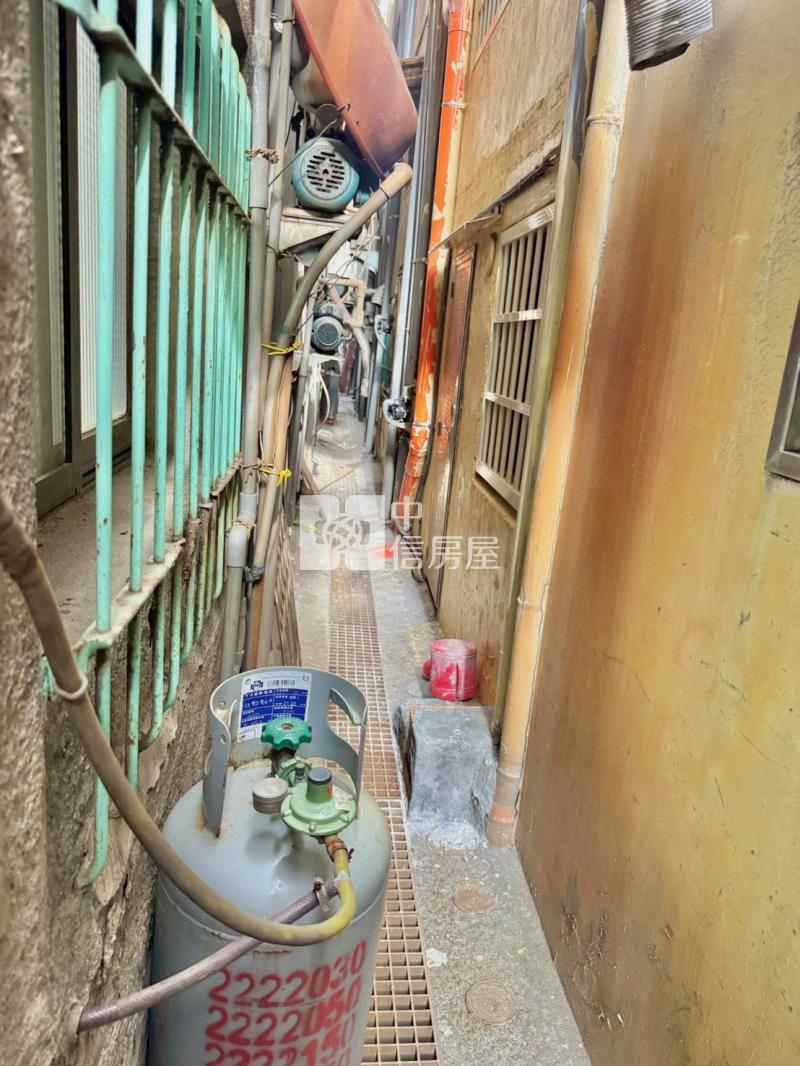三信家商便宜透天活巷房屋室內格局與周邊環境