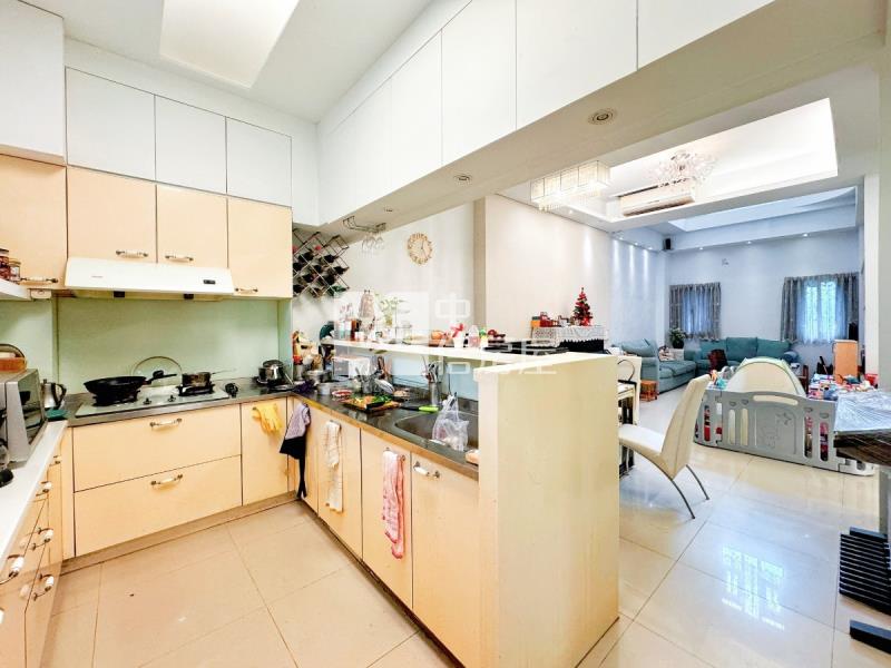 中國醫臨路大面寬美透天房屋室內格局與周邊環境