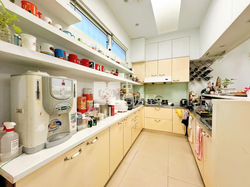 中國醫臨路大面寬美透天房屋室內格局與周邊環境