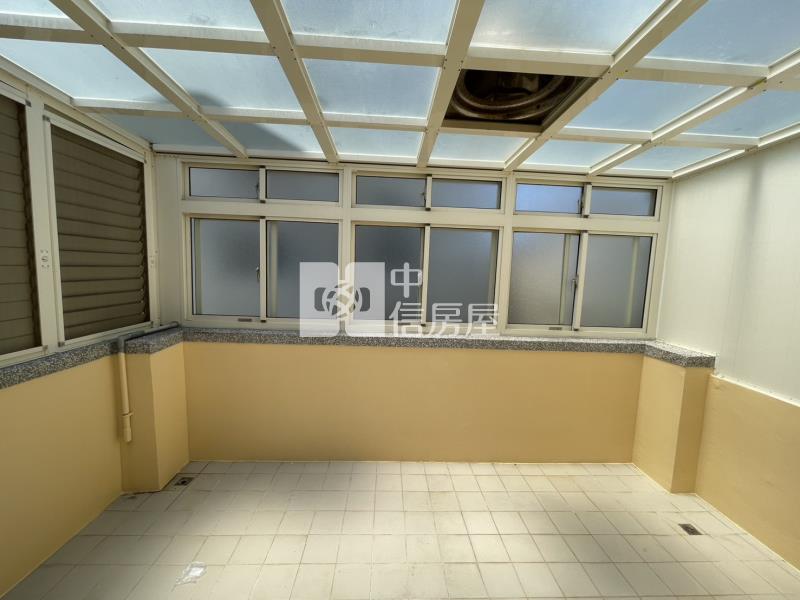 快速路旁全新整理快樂小鎮別墅房屋室內格局與周邊環境