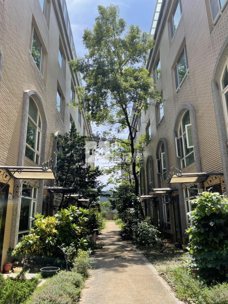 快速路旁全新整理快樂小鎮別墅房屋室內格局與周邊環境