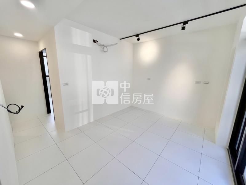 南勢精華商圈前院停車透天房屋室內格局與周邊環境