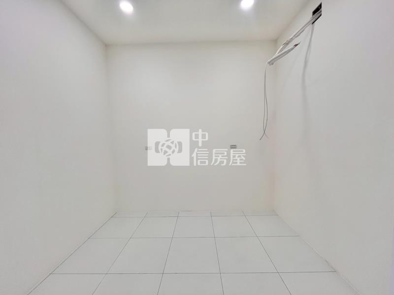 南勢精華商圈前院停車透天房屋室內格局與周邊環境