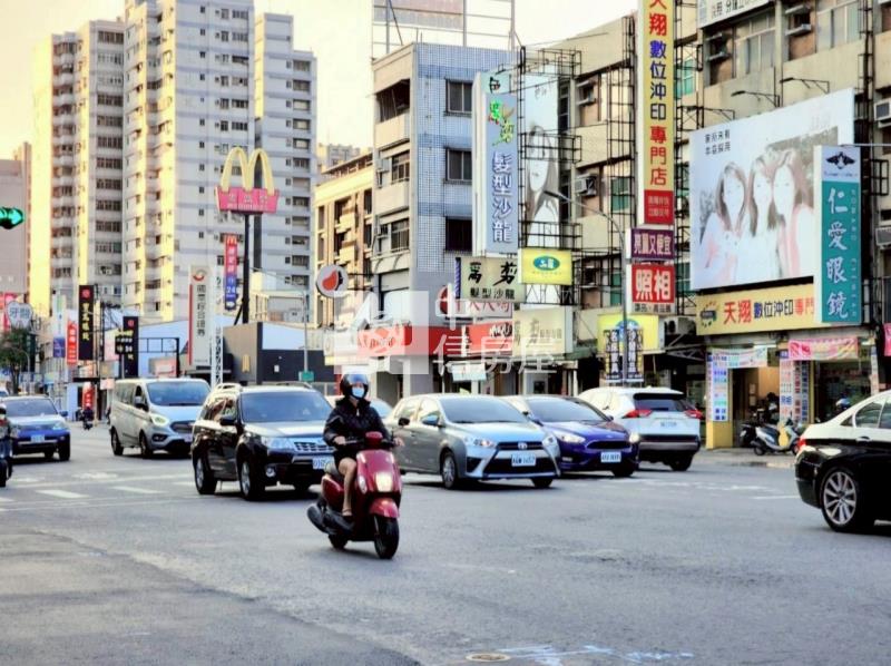 高雄三民區燙金店面房屋室內格局與周邊環境