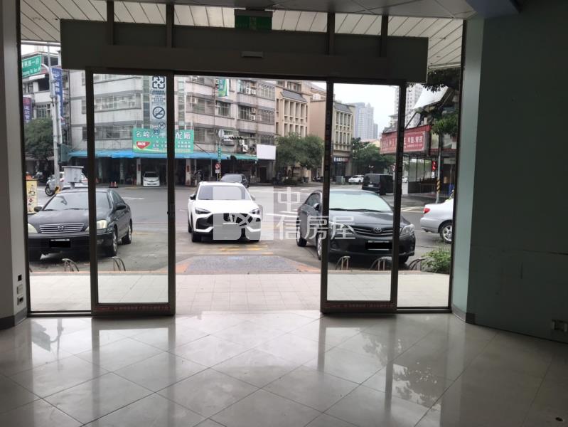 3Q11台中三角店面房屋室內格局與周邊環境