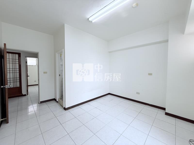 新市名人花園明亮三房車位房屋室內格局與周邊環境