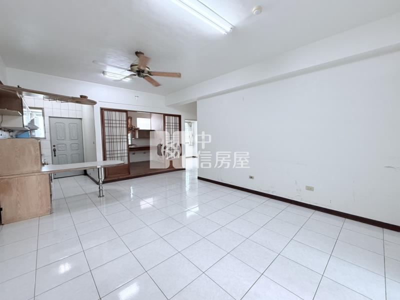 新市名人花園明亮三房車位房屋室內格局與周邊環境