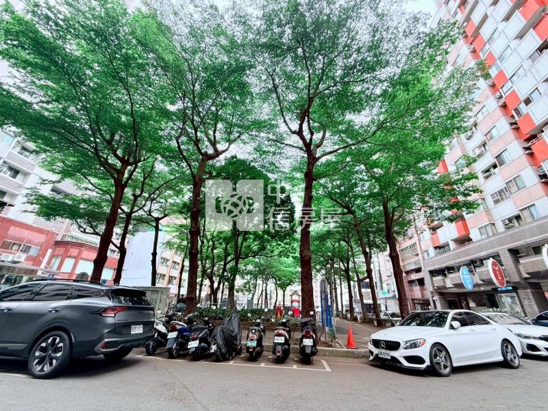 波蜜臻品三房車位房屋室內格局與周邊環境