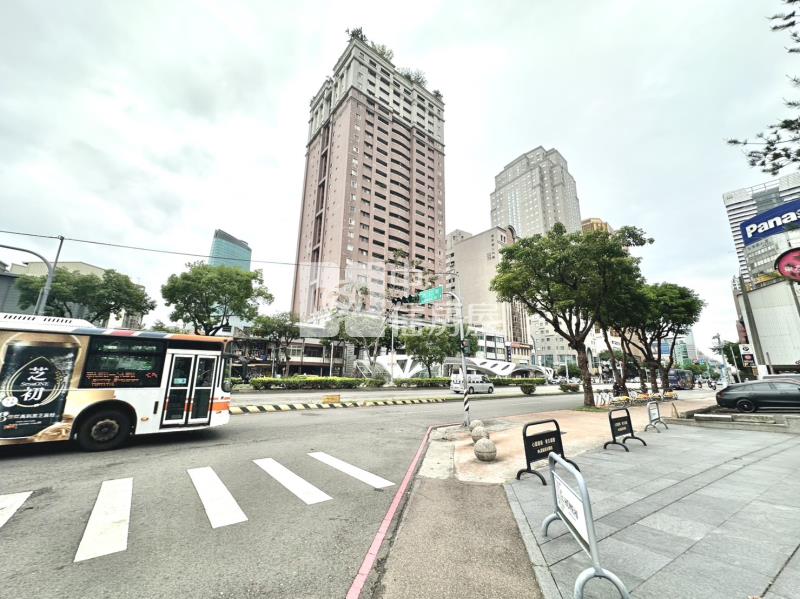 東方嘉磐三房平車房屋室內格局與周邊環境