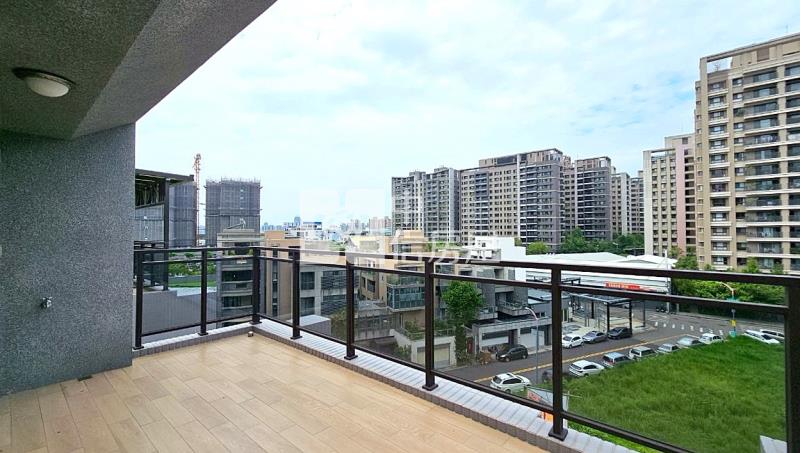 十期臨路全新未住大面寬雙車電梯別墅房屋室內格局與周邊環境
