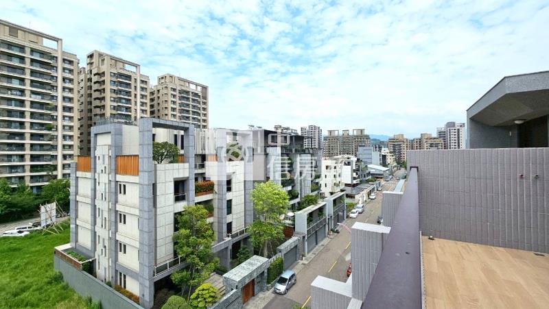 十期臨路全新未住大面寬雙車電梯別墅房屋室內格局與周邊環境