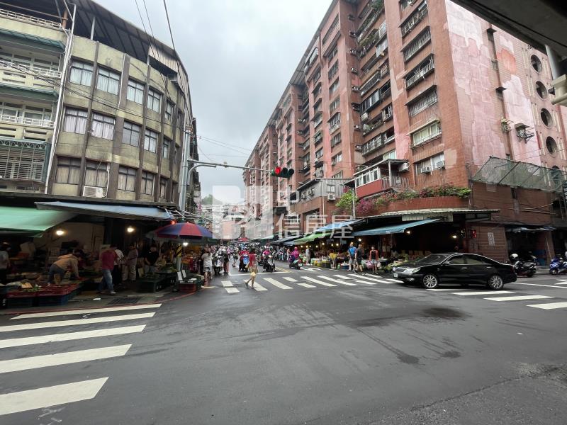 成功國小旁透天店面