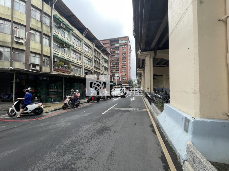 成功國小旁透天店面房屋室內格局與周邊環境