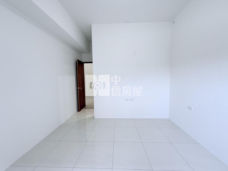 茄萣市區全新未住7.6米大面寬店住房屋室內格局與周邊環境