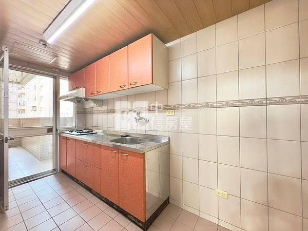 皇城園邸中央公園旁大四房平車房屋室內格局與周邊環境