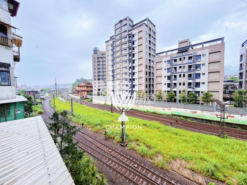 【冠軍】車站旁二樓平面大四房房屋室內格局與周邊環境