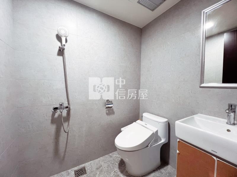 巨城商圈旁全新黃金店面房屋室內格局與周邊環境