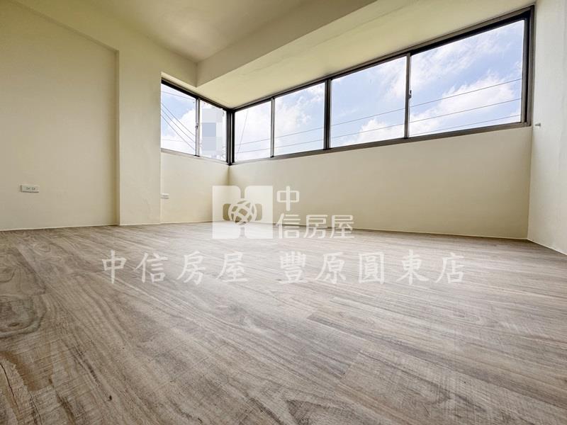 鳳鳴路邊間新整理透天房屋室內格局與周邊環境