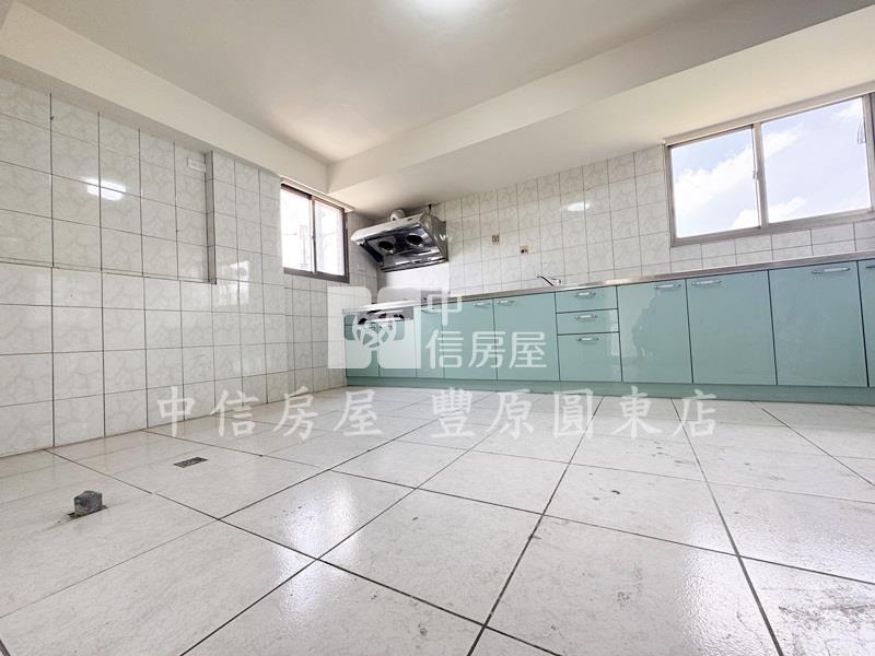 鳳鳴路邊間新整理透天房屋室內格局與周邊環境