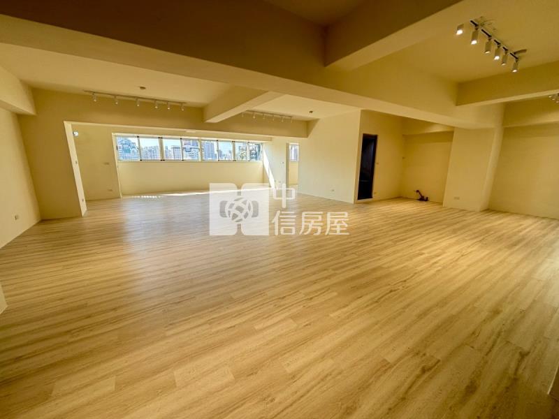 法院旁高坪效住二商辦房屋室內格局與周邊環境