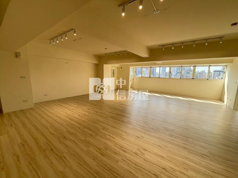 法院旁高坪效住二商辦房屋室內格局與周邊環境