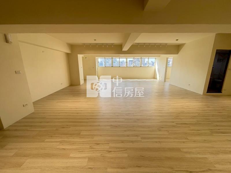 法院旁高坪效住二商辦房屋室內格局與周邊環境