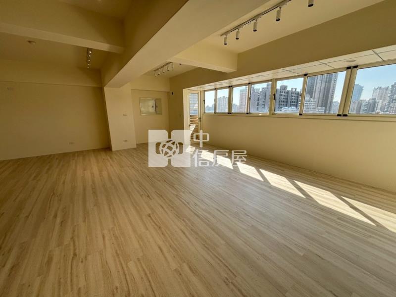 法院旁高坪效住二商辦房屋室內格局與周邊環境