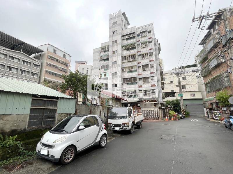 中清愛買三房車位房屋室內格局與周邊環境