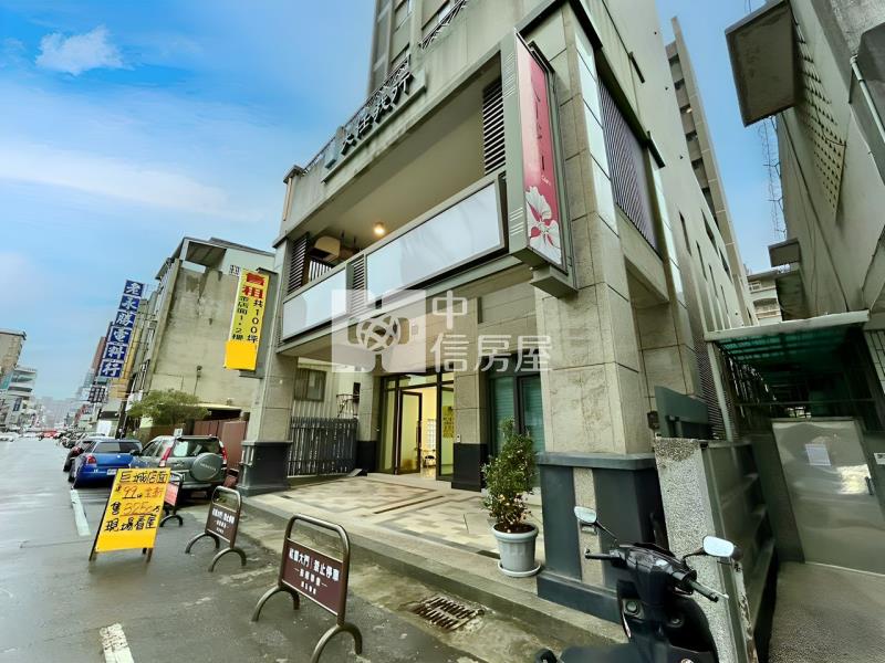 巨城全新電梯店面+3車位房屋室內格局與周邊環境