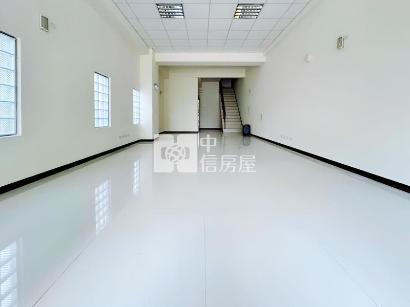 巨城全新電梯店面+3車位房屋室內格局與周邊環境