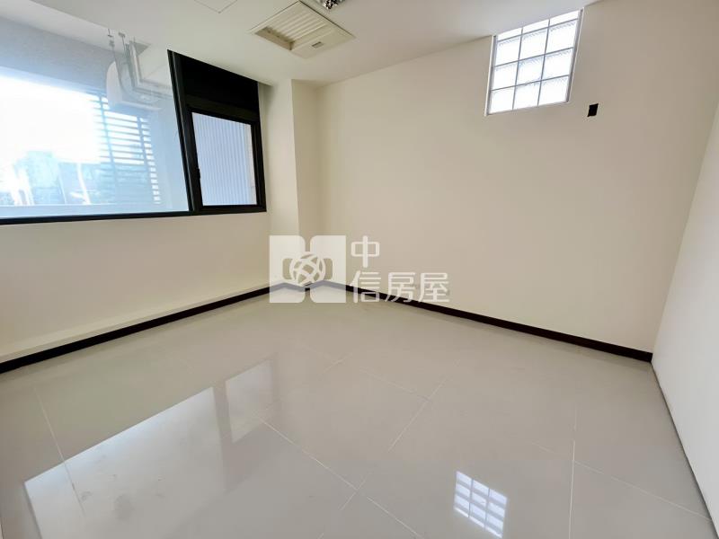 巨城全新電梯店面+3車位房屋室內格局與周邊環境