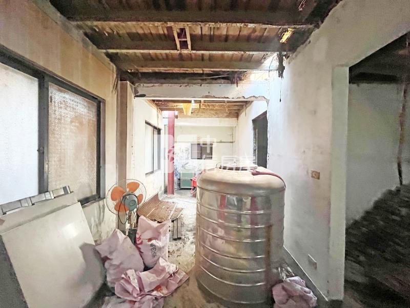 中區商業黃金地段-買地送厝房屋室內格局與周邊環境