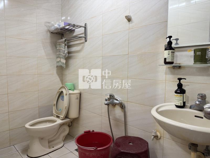 市中心臨路透天房屋室內格局與周邊環境