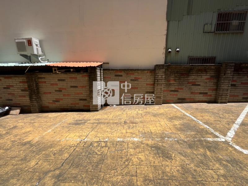 軟體園區震後門前停車透天房屋室內格局與周邊環境