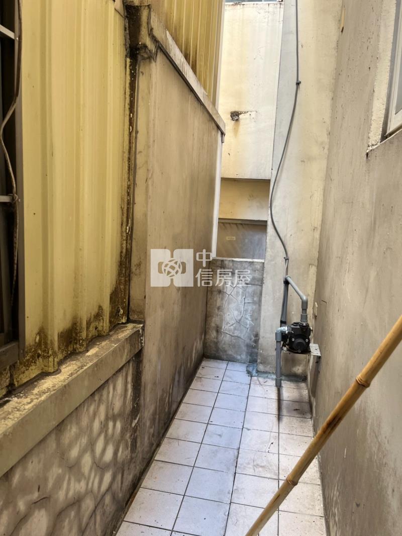 軟體園區震後門前停車透天房屋室內格局與周邊環境