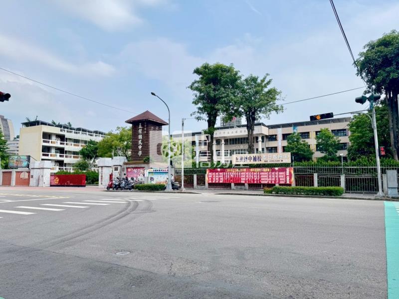 五權國中輕屋齡雙車別墅房屋室內格局與周邊環境
