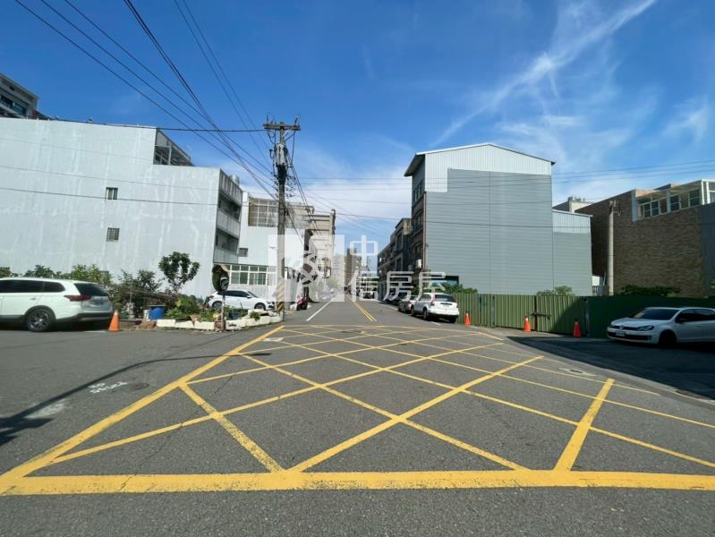 運動公園附近臨路8米美透天房屋室內格局與周邊環境