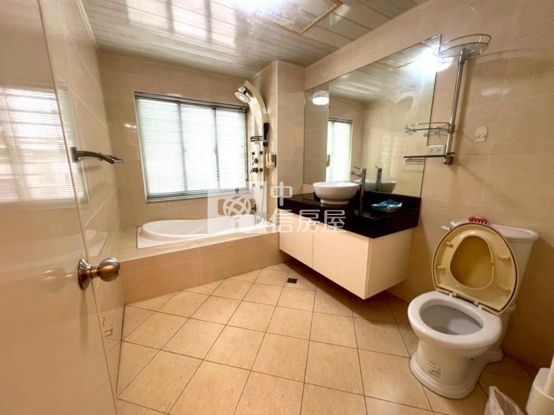 近交流道旁羅丹美墅透天房屋室內格局與周邊環境