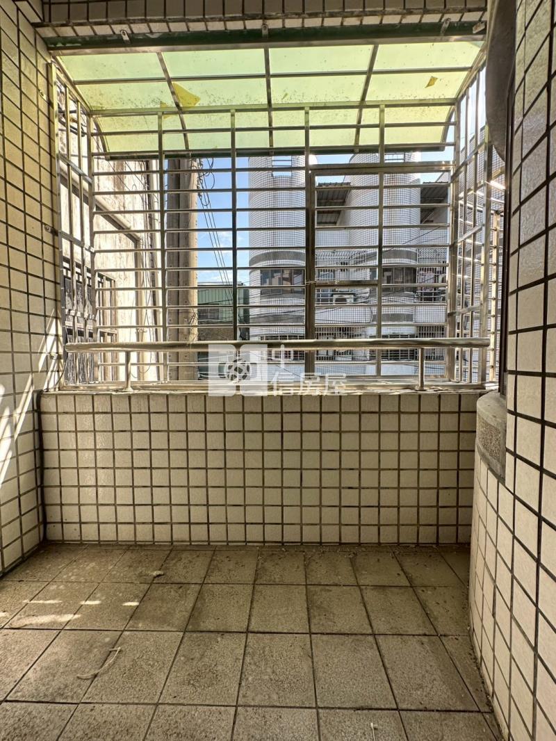 大里成功國中可隔孝親房車庫別墅房屋室內格局與周邊環境