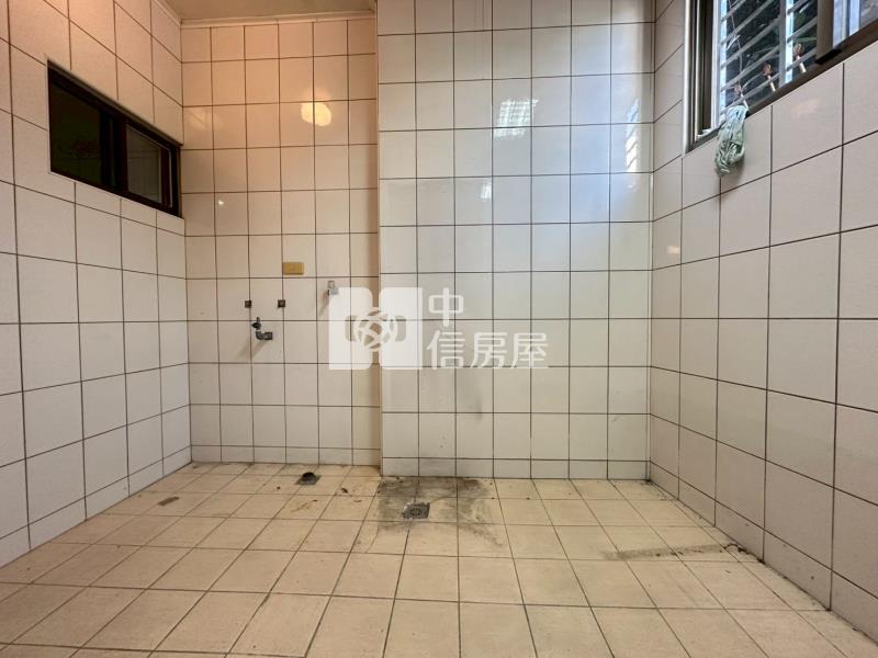 大里成功國中可隔孝親房車庫別墅房屋室內格局與周邊環境