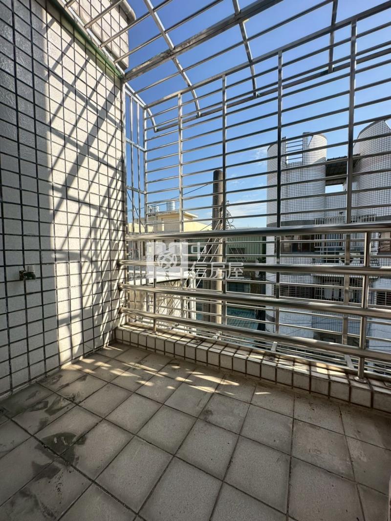 大里成功國中可隔孝親房車庫別墅房屋室內格局與周邊環境
