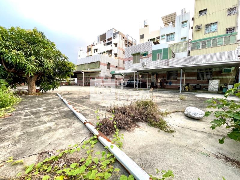 仁德待整修RC豪墅加百坪農房屋室內格局與周邊環境