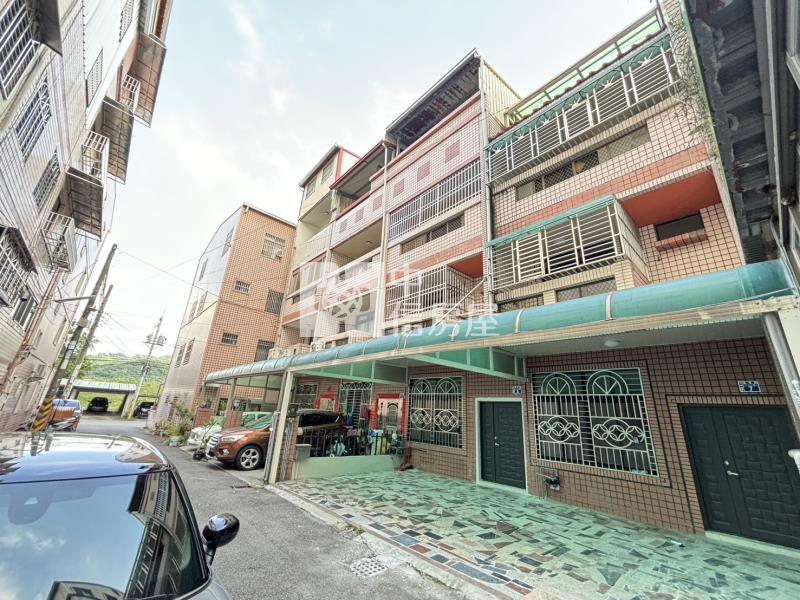 長億高中臨路裝潢美透天A房屋室內格局與周邊環境