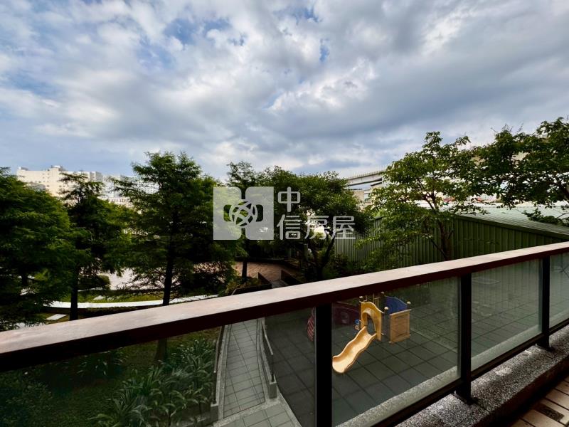 【奔馳】星晴天露臺2房車房屋室內格局與周邊環境