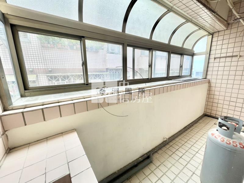薪家坡次頂樓整新三房房屋室內格局與周邊環境