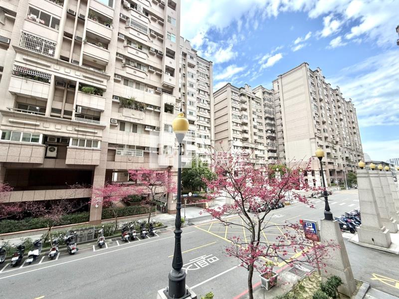 【皇城帝寶】水湳經貿|文心捷運|文華高中|大四房平車房屋室內格局與周邊環境