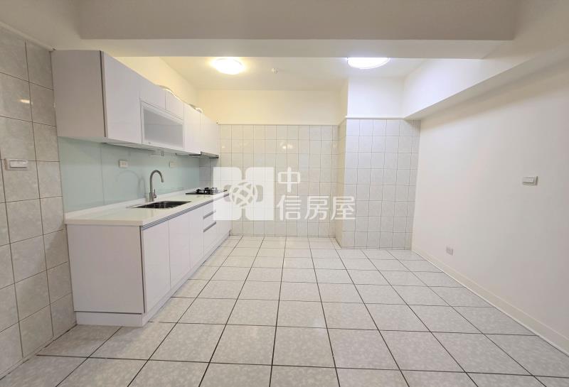 艾菲爾香榭三房車位視野戶房屋室內格局與周邊環境