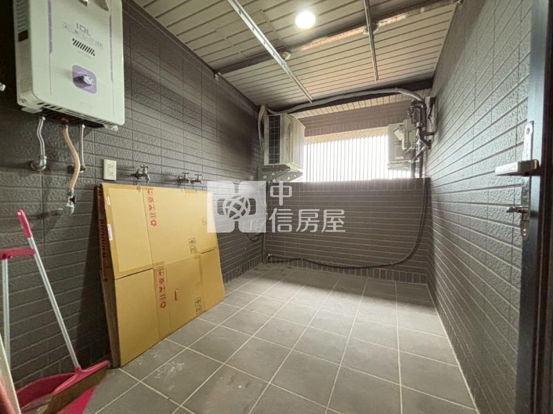 精武站旁角間輕屋齡超大4房雙車美厦房屋室內格局與周邊環境