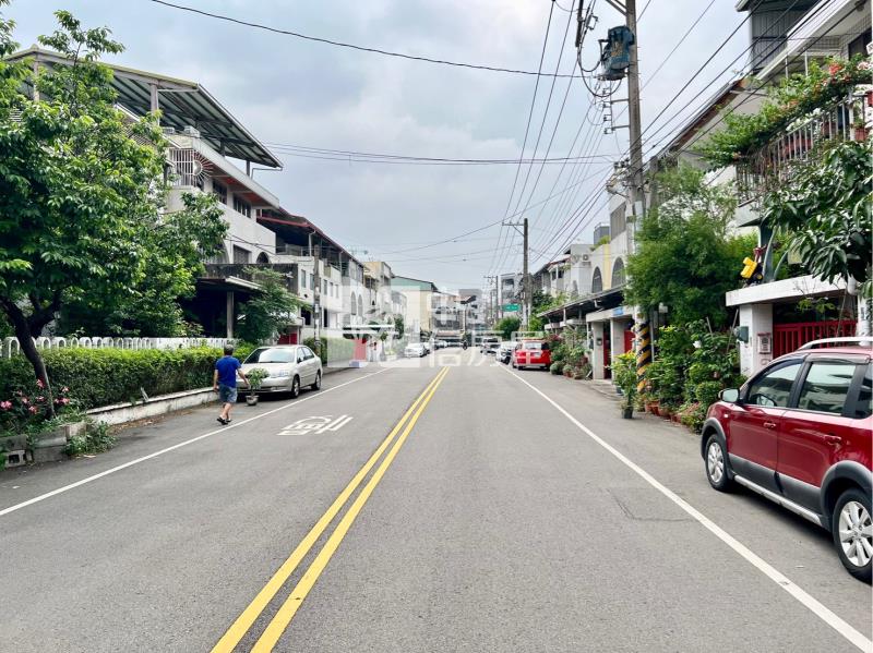 樹德商圈旁⼤⾯寬建地房屋室內格局與周邊環境