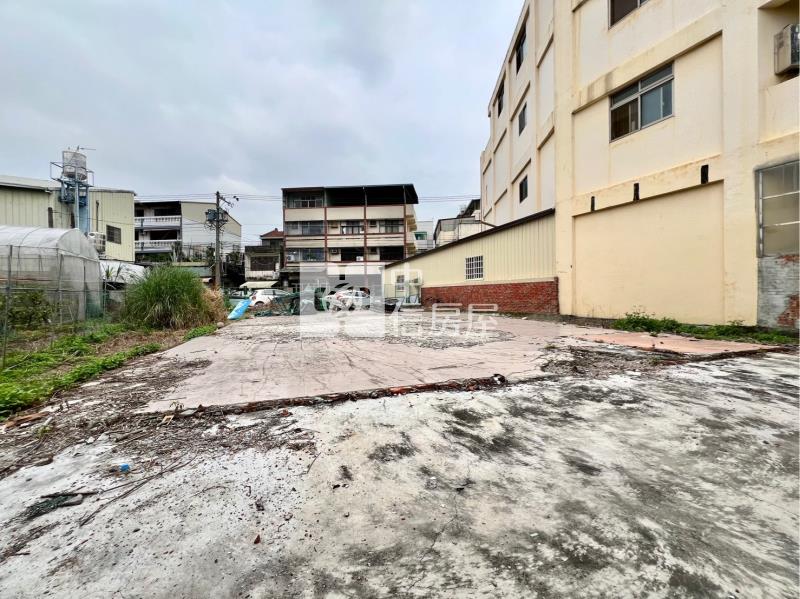 樹德商圈旁⼤⾯寬建地房屋室內格局與周邊環境
